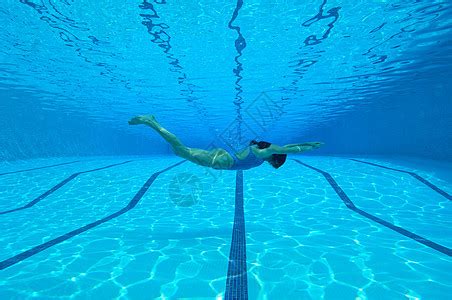 在游泳池游泳的女人高清图片下载-正版图片501453865-摄图网