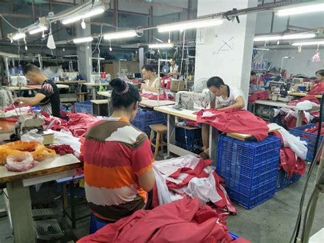 楼兰制衣为一线工作人员免费送战衣 - 中国日报网