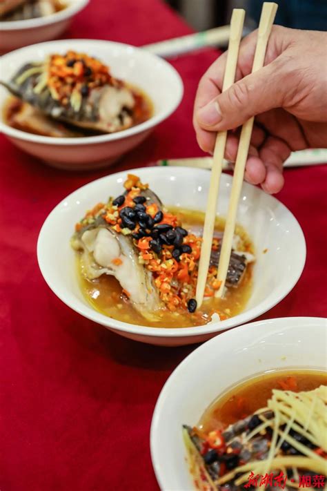 “湘潭水煮活鱼”制作，汤色金黄，突出本味，鲜美无比 - 知乎