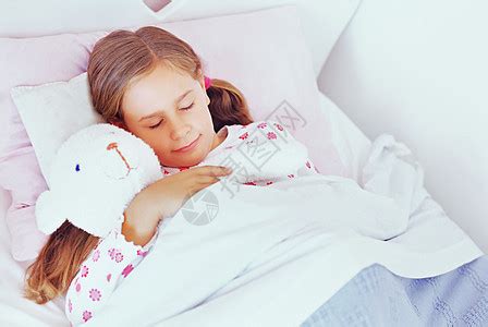 孩子们在床上睡觉高清图片下载-正版图片501469205-摄图网