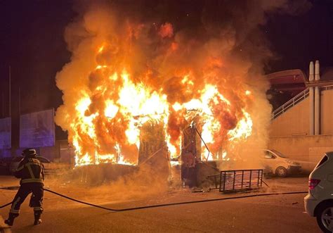 Bozen: Kiosk geht nach Explosion in Flammen auf - UnserTirol24