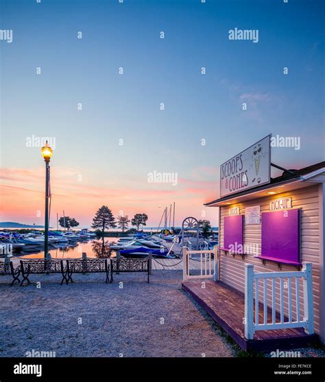 Ice Cream Shack by the beach in Kempenfelt bay Stock Photo - Alamy