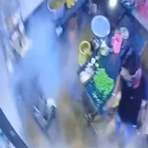 शख्स ने किचन में बनाई गर्मागर्म चिकन करी, फिर सामने आया हादसे का खौफनाक ...