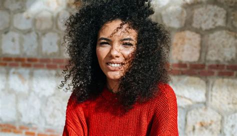 Top 5 Home Remedies for Managing Frizzy Hair - lifeberrys.com
