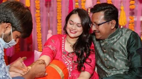 IAS Tina Dabi shares heartwarming post as she goes on maternity leave ...