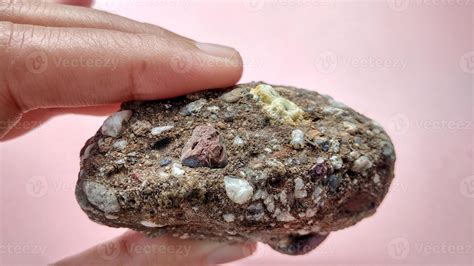 Conglomerate are sedimentary rocks consisting of quartz, red limestone ...