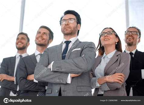 Business People Walking with Sun Glare 的图像结果