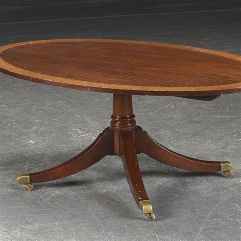 Lysberg Hansen & Terp. Ovalt sofabord af mahogni | Lauritz.com