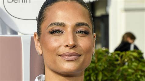 Traum erfüllt: Amira Aly zieht für Unterwäschekampagne blank