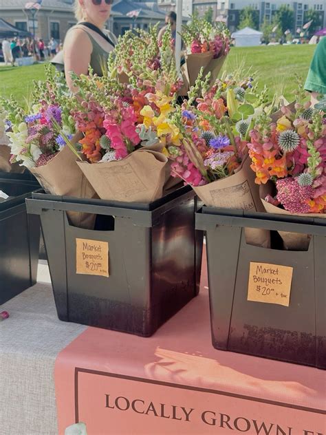 Farmers Market flower stand | Farmers market flowers, Flower shop ...