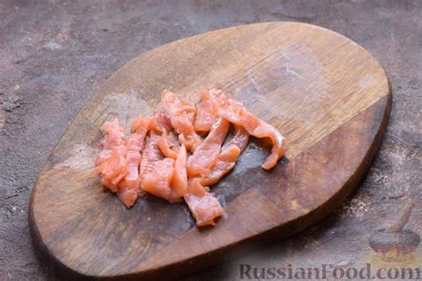Рецепт: Канапе с творожным сыром, авокадо, красной рыбой и икрой на ...