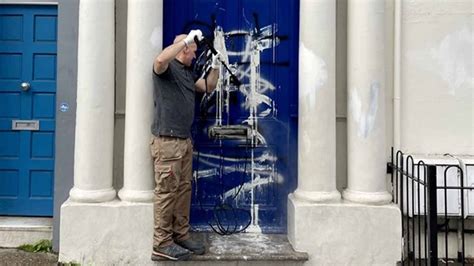 Famous “Blue Door” In Notting Hill: How Is It Now? | PAGEONE