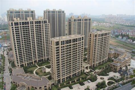 1、绿城是中国的房地产开发商，主要包含了房产开发、资产管理、生活服务等多项业务，得到的口碑也是非常高的；2、绿城管理并不是开发商，而是一家现代 ...