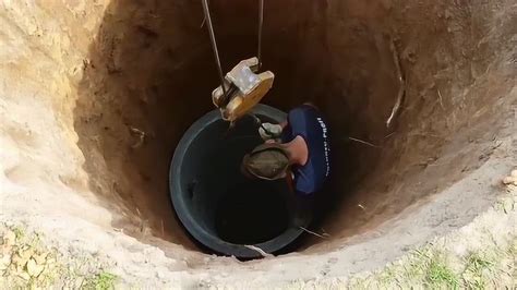 刚挖完的深井，四节水泥管连同工人一起放了下去_腾讯视频