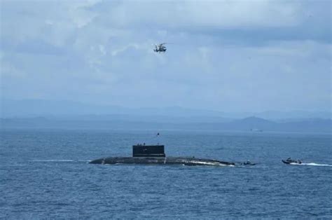 我军035B潜艇演练直航鱼雷攻岛，隔壁这国海军也干过_手机新浪网
