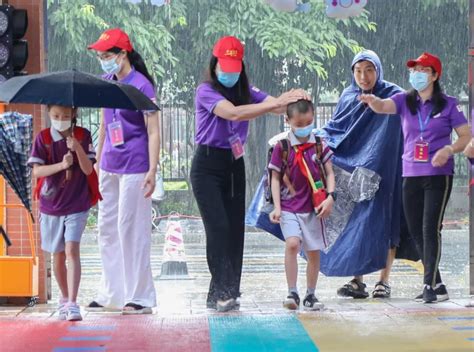 风雨无阻上学去，肇庆市小学三至四年级学生今天返校啦！|新冠肺炎_新浪新闻