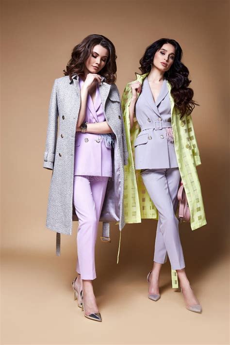 Beautiful Women Business Suit 的图像结果