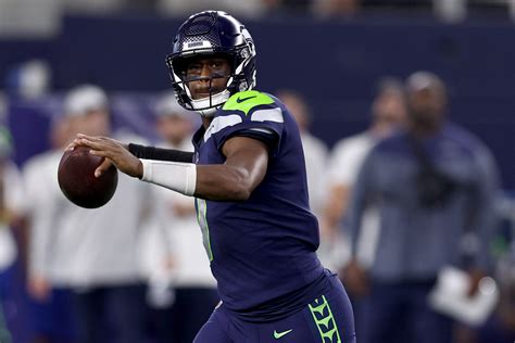 Geno Smith wins Seahawks' starting QB job over Drew Lock