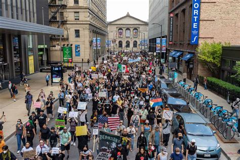 Manifestación frente a Torre Trump por Redadas ICE Chicago
