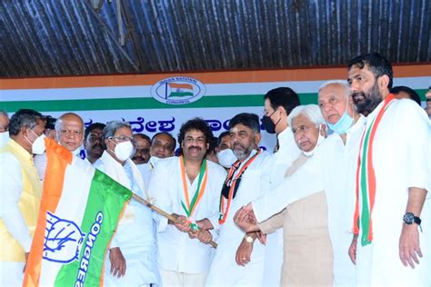 Former Karnataka CM Bangarappa's son Madhu Bangarappa joins Congress