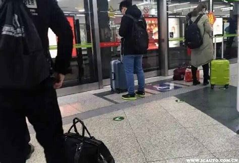 广州地铁上，拖着行李箱的上班族回来了-新闻频道-和讯网