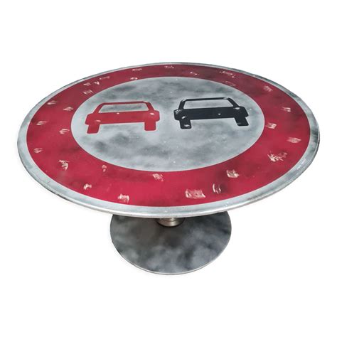 Table industrielle réalisée avec un panneau routier XXL | Selency