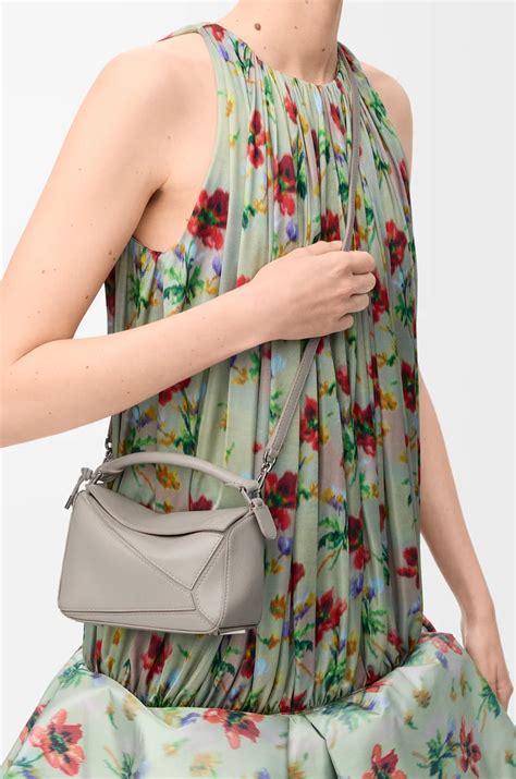 Bolso Featherlight Puzzle mini en piel napa de cordero ligera Gris - LOEWE