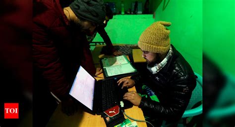 Kashmir residents flock Banihal to use internet, convert prepaid SIM ...