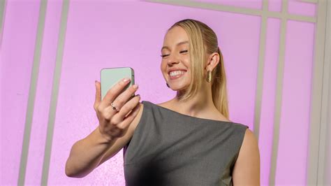 Sydney Sweeney Samsung Unpacked 2023 Product Experience Photos ...