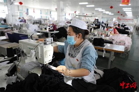 杭州华谊服装有限公司缝纫四组 荣获全国纺织行业先进班组