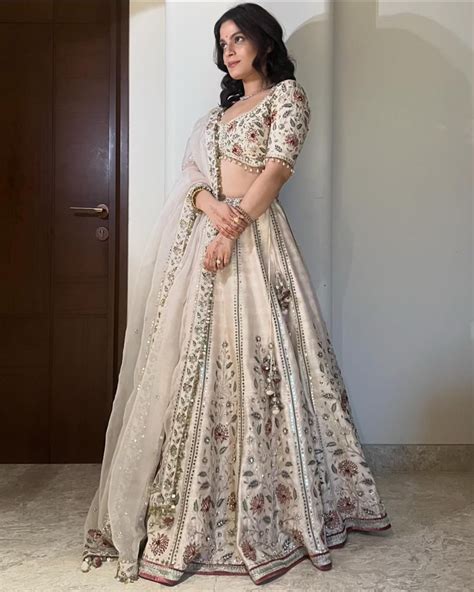Srishti Dixit In Ecru Silk Embroidered Lehenga Set – Ivory by Dipika