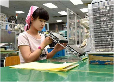 广西小妹来浙江打工，看看她工厂的流水线作业好玩的很，就是辛苦_腾讯新闻