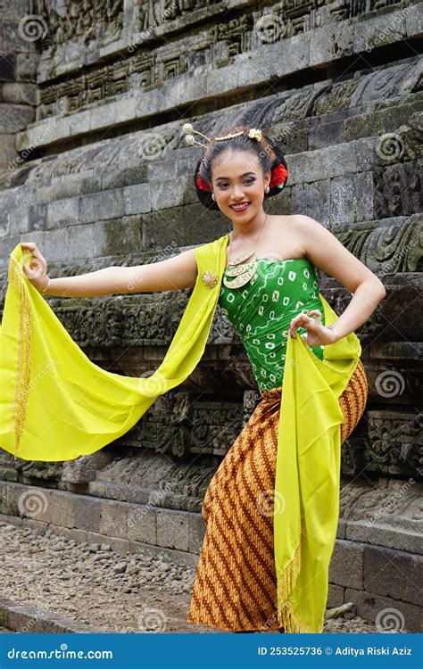 Indonesian Traditional Dancer with Traditional Clothes Editorial Photo ...