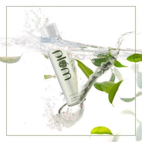 Buy Green Tea Revitalizing Face Mist Spray Online | Plum Goodness