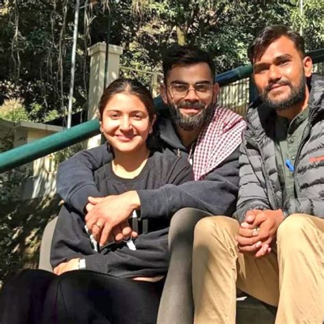 Virat Kohli Visits Hanuman Garhi With Wife Anushka Sharma And Daughter ...