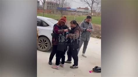 远嫁女子将返程离开，两个女儿抱着外公外婆不舍哭泣_凤凰网视频_凤凰网