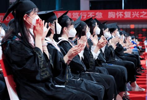 2018年研究生毕业典礼暨学位授予仪式举行 2317名同学毕业 2416人获授学位