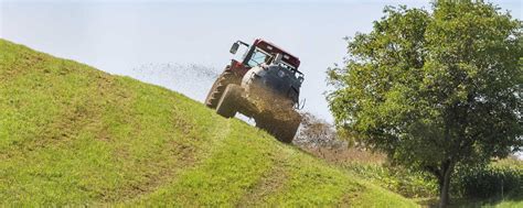 Traktor mit Güllefass in Extremsituation - so reagiert der Fahrer ...