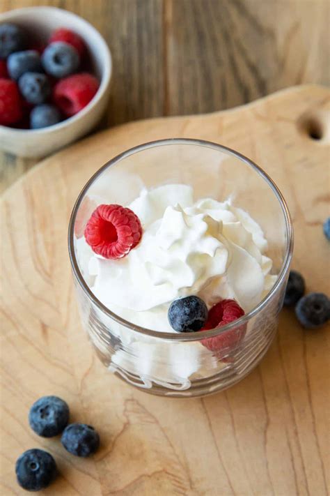 Mascarpone Whipped Cream (Easy Recipe) - Desserts & Drinks