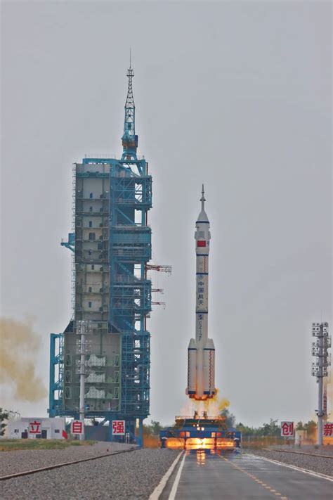 神十六飞船与长二F火箭组合体完成转运，近日择机发射！_中国航天科技集团