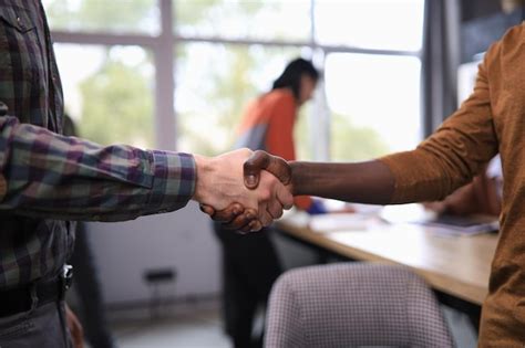 Business Shaking Hands 的图像结果