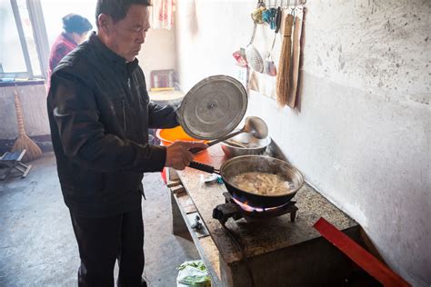 回潍坊农村老家看望叔叔，老两口忙着烧火做饭全是我爱吃的