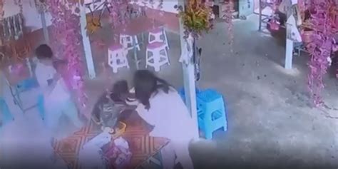 缅北腊戌警局附近，2名男子公然持枪绑架年轻女子，女子拼命挣扎喊救命！_腾讯新闻