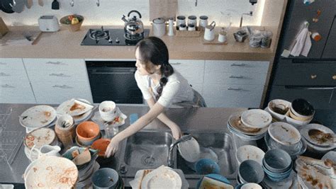 洗碗工每天刷碗数千，怕上镜影响娶儿媳妇