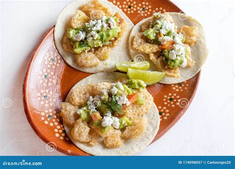 Tacos De Chicharron Com Guacamole Imagem de Stock - Imagem de salsa ...