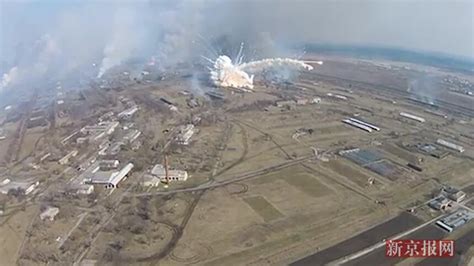 现场：乌克兰一大型军火库发生爆炸 大量弹药飞到空中|军火库|军事|爆炸_新浪新闻