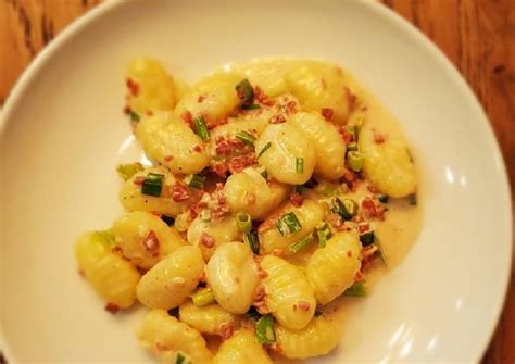Gnocchi (or any other pasta) in cream sauce with bacon bits Recipe by ...