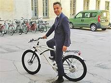 polizia locale di pavia due biciclette a pedalata assistita alla polizia locale di polizia locale di pavia due biciclette a pedalata assistita alla polizia locale di