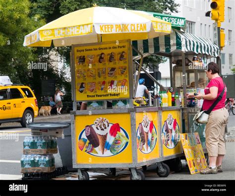 A hot dog stand in New York City, USA Stock Photo - Alamy