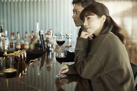 一对夫妇在吧台喝酒高清图片下载-正版图片502066607-摄图网
